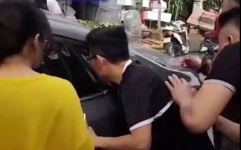 Hi hữu ngày Tết: 2 bé gái mắc kẹt trong ô-tô vì bố... quên chìa khóa
