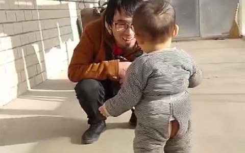 Bố đi làm xa về nhà ăn Tết, phản ứng của con trai 1 tuổi khi nhìn thấy người bố khiến ai cũng cay mắt