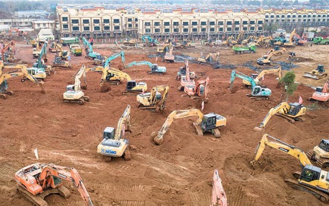 Dịch viêm phổi Vũ Hán diễn biến phức tạp khiến người dân chạy nạn, chính quyền gấp rút xây bệnh viện 1000 giường chuyên trị virus corona chỉ trong 1 tuần