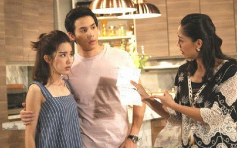 Khoe con gái được thưởng Tết 100 triệu rồi chê con dâu chỉ biết ăn bám, nàng dâu liền xòe ra một vật chứng khiến mẹ chồng rối rít "mẹ sai rồi"