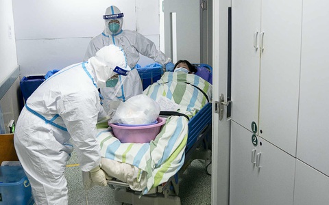 Loạt ảnh "vỡ trận" trong bệnh viện Vũ Hán: Xác chết la liệt, người dân chen lấn đòi điều trị y tế, bác sĩ mặc bỉm cả ngày vì không thể đi vệ sinh