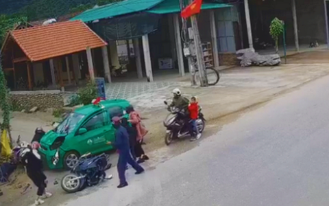 Kinh hoàng cảnh taxi lao vào đoàn người đi chúc Tết, 9 người bị thương