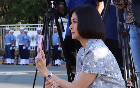 Khoảnh khắc ngồi xổm giữa đường của "Mỹ nhân đẹp nhất Philippines" Marian Rivera không những chẳng bị chê vô duyên mà còn được khen vì lý do này