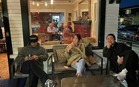 Đón Tết độc thân đầu tiên kể từ khi ly hôn Song Joong Ki, Song Hye Kyo sang tận Mỹ hẹn hò với hội bạn toàn nam giới