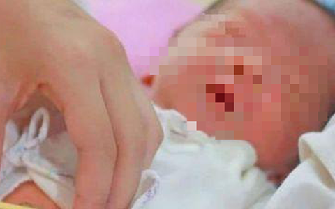 Đứa bé vừa lọt lòng được 2 ngày đã qua đời, người mẹ sau đó bị cảnh sát bắt và tiết lộ hoàn cảnh đáng thương