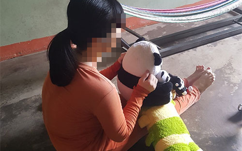 Cô gái thiểu năng bị 2 cha con dượng thay nhau hãm hiếp dẫn tới có thai