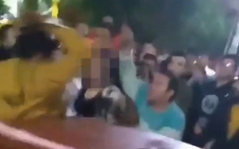 Phẫn nộ với hình ảnh đám đông toàn đàn ông tấn công tình dục một người phụ nữ mặc váy ngắn bất chấp tiếng la hét cầu cứu của cô