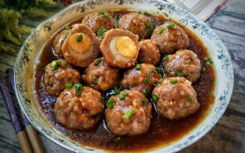 Cuối tuần nào con tôi cũng đòi mẹ làm thịt bọc trứng cút vì vừa ngon vừa lạ miệng