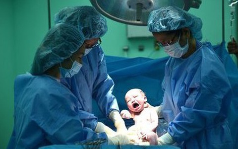 Gia đình sản phụ từ chối bác sĩ can thiệp y tế vì muốn sinh thuận tự nhiên