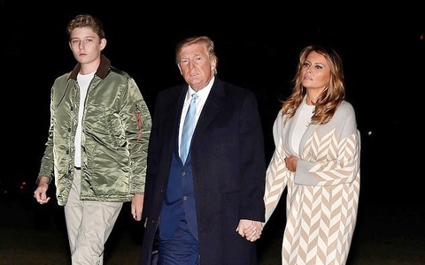 Quý tử nhà Trump trở về Nhà Trắng cùng cha mẹ sau kỳ nghỉ, tiếp tục làm lu mờ Tổng thống Mỹ bởi chiều cao phát triển đáng kinh ngạc