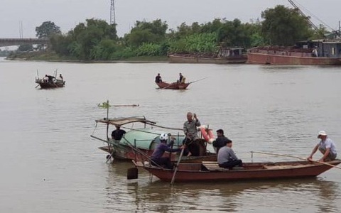 3 con nhỏ bơ vơ khi bố mẹ đi đánh cá bị lật thuyền tử vong trên sông