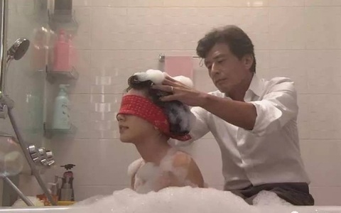 Bà mẹ quyết ly hôn vì chồng có những hành động quá thân mật với con gái