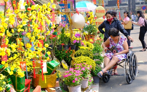 Từ người nhà và bệnh nhân đến các y bác sĩ thảnh thơi dạo chơi trên đường hoa Bệnh viện Chợ Rẫy sau những giờ phút chiến đấu với bệnh tật