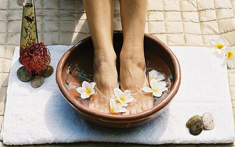 Cứ tưởng nước súc miệng chỉ có mỗi công dụng trị hôi miệng, không ngờ nó còn có 3 lợi ích thần kỳ cho bàn chân mà ít người biết đến