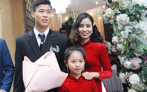 Chân dung người chị ruột xinh đẹp và cô cháu gái model nhí chuyên nghiệp vừa xuất hiện nổi bật trong đám cưới cậu Duy Mạnh ngày hôm qua