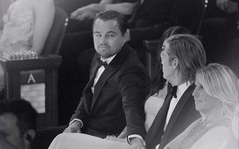 Bức ảnh hot nhất nhì Oscar 2020: Ánh mắt thâm tình cùng cái chạm tay như chứa cả bầu trời yêu thương của Leonardo DiCaprio dành cho Brad Pitt 