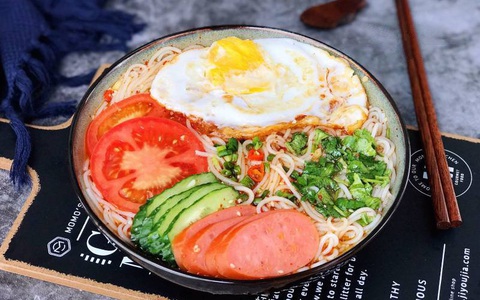 Chỉ 15 phút tôi làm được món mì trộn ngon siêu cấp cho bữa trưa lạ miệng