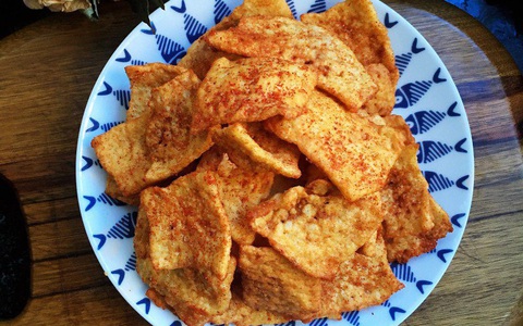Tận dụng cơm nguội còn dư, tôi làm món snack vàng giòn thơm ngon khó cưỡng