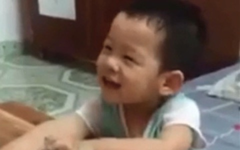 Ông bố kiên nhẫn nhất hệ mặt trời: Hướng dẫn con tập đếm bằng mọi cách nhưng con vẫn kiên quyết đánh rơi số 2