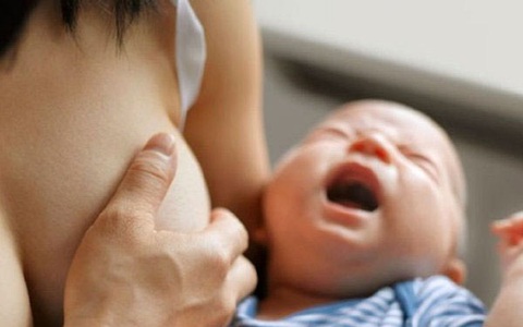 Bé viêm tai giữa nhưng chẩn đoán nhầm là thiếu canxi: Câu chuyện buồn và bài học của một bác sĩ