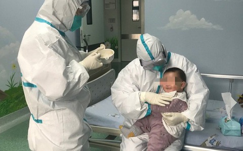 Bé 3 tháng tuổi dương tính Covid-19 ở Vĩnh Phúc được chuyển đến Bệnh viện Nhi trung ương