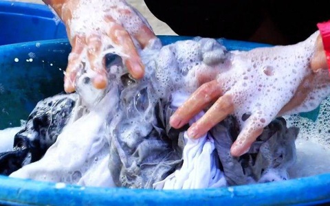 Quần áo của người nghi nhiễm virus corona mới Covid-19: Giặt riêng thôi là chưa đủ, chuyên gia tiết lộ thêm điều cần làm nếu không bạn vẫn bị lây nhiễm như thường!