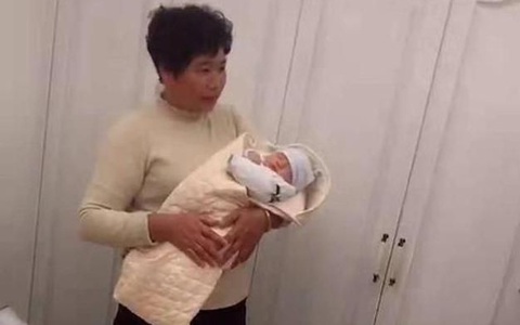Thấy bà bế em, anh trai ghen tị ra mặt và cách xử lí thông minh của người ông khiến ai nấy bật cười về độ dễ thương
