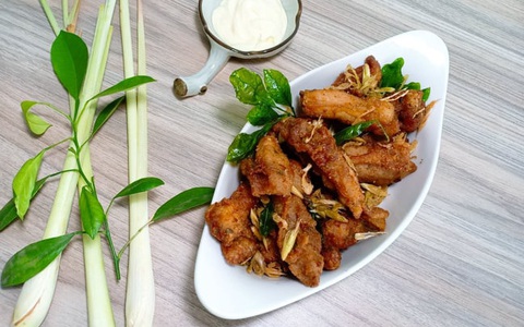 Mẹ tôi có món gà chiên sả, ai đến nhà ăn cũng hỏi cách làm
