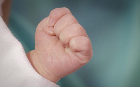 Bé trai 7 tháng tuổi luôn nắm chặt tay, bà nội khó hiểu bèn giục đưa đi khám thì nhận về kết quả khiến cả nhà ngã quỵ