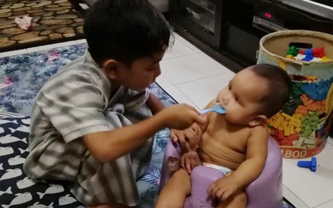 Góc con nhà người ta: Cậu bé 6 tuổi gây sốt mạng xã hội vì thích làm việc nhà hơn tivi, điện thoại