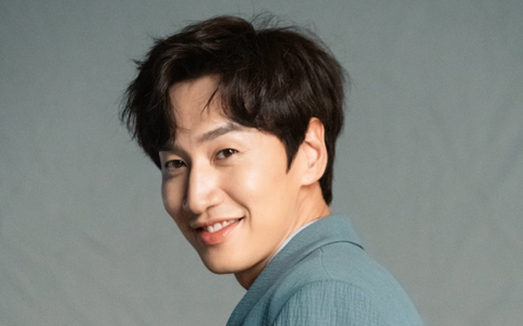NÓNG: "Hươu cao cổ" Lee Kwang Soo bị tai nạn xe hơi, sẽ phẫu thuật vào chiều nay 18/2
