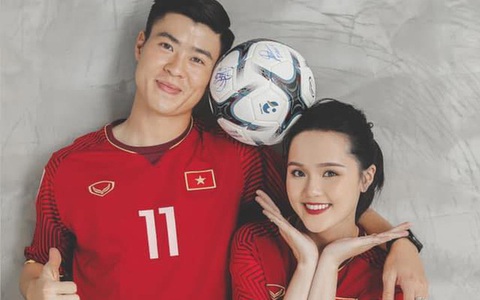 Duy Mạnh – Quỳnh Anh khoe ảnh cưới ngọt ngào nhưng netizen chỉ săm soi giày đôi GD hoa cúc đã "tróc vẩy" cực chất