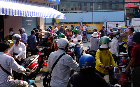 TP.HCM: Sợ nhiễm virus corona, hàng trăm người dân xếp hàng rồng rắn mua khẩu trang nhưng thất vọng vì hết sạch