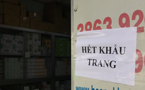 Tiệm thuốc ở Sài Gòn treo biển hết hàng nhưng lại “ém” 657 chiếc khẩu trang chờ bán giá cao