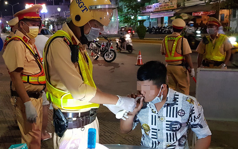 Ngừa virus corona: CSGT Sóc Trăng sáng kiến kiểm tra nồng độ cồn qua bong bóng
