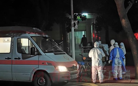 5 ngày sau khi chào đời, bé sơ sinh nhiễm virus corona được 3 bác sĩ đồng ý theo đến khu cách ly để chăm sóc, cảnh chia tay khiến ai nấy rưng rưng 