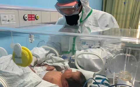 1 em bé người Vũ Hán nhiễm virus corona ngay sau khi chào đời 30 giờ đồng hồ, nguyên nhân nhiễm bệnh khiến ai cũng thương xót