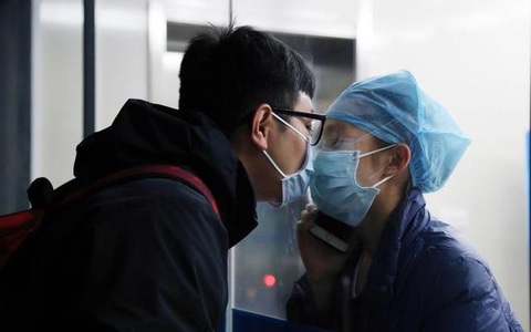 Nữ y tá chống dịch corona hôn bạn trai qua tấm kính cách ly sau 11 ngày xa cách cùng lời nói khiến ai cũng rơi lệ