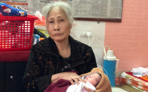 Bà nội 74 tuổi nuôi cháu 15 ngày tuổi mồ côi cả cha lẫn mẹ khi vừa mới chào đời