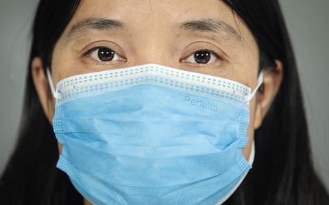 Chuyên gia hướng dẫn đeo khẩu trang đúng cách để phòng bệnh trong mùa dịch corona