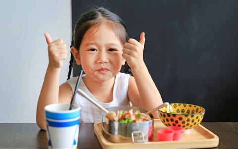Chuyên gia cho biết: Không bắt trẻ ăn nhiều để cơ thể bình ổn lo chống "giặc" bên ngoài chứ không phải lo dọn dẹp bên trong  