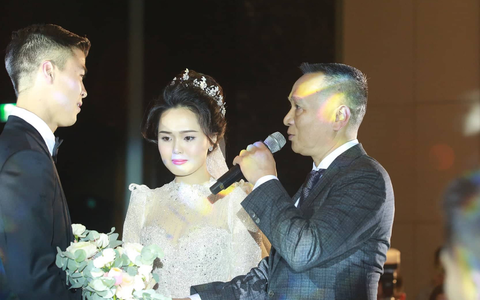 Lễ cưới hoành tráng của Duy Mạnh - Quỳnh Anh: Cô dâu Quỳnh Anh khóc nghẹn ngào khi được bố trao tay cho chú rể, phần lễ được bảo mật tuyệt đối