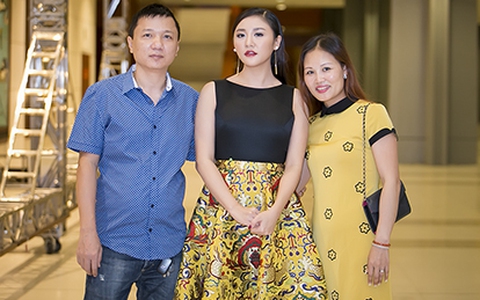 Bố mẹ Văn Mai Hương trẻ trung đến cổ vũ con gái