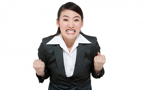7 mẫu phụ nữ "lắm chiêu" nơi công sở
