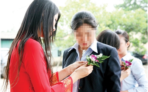 Tiếp tục có ý kiến về nghị định cấm ‘hoa cài ngực’