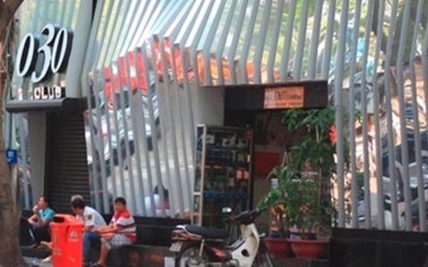 Thiếu nữ 17 tuổi rút súng làm loạn quán bar