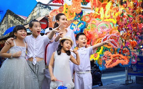 Yến Trang cùng dàn học trò nhí gây chú ý một góc phố