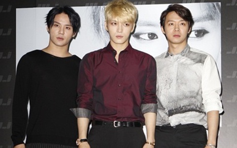 Nhóm nhạc hàng đầu Kpop "muối mặt" vì toàn bộ phóng viên bỏ về 