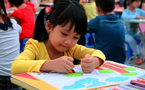 Những thiên thần cực xinh thi làm "họa sĩ nhí"