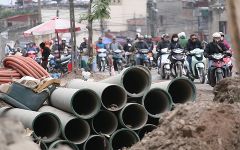 Hà Nội: Đường 500m làm 10 năm chưa xong, dân khốn khổ nín thở khi đi lại
